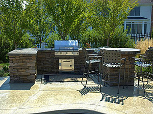 st. louis pool construction, outdoor kitchen, tiled counter top with stone veneer, grill, bar stools